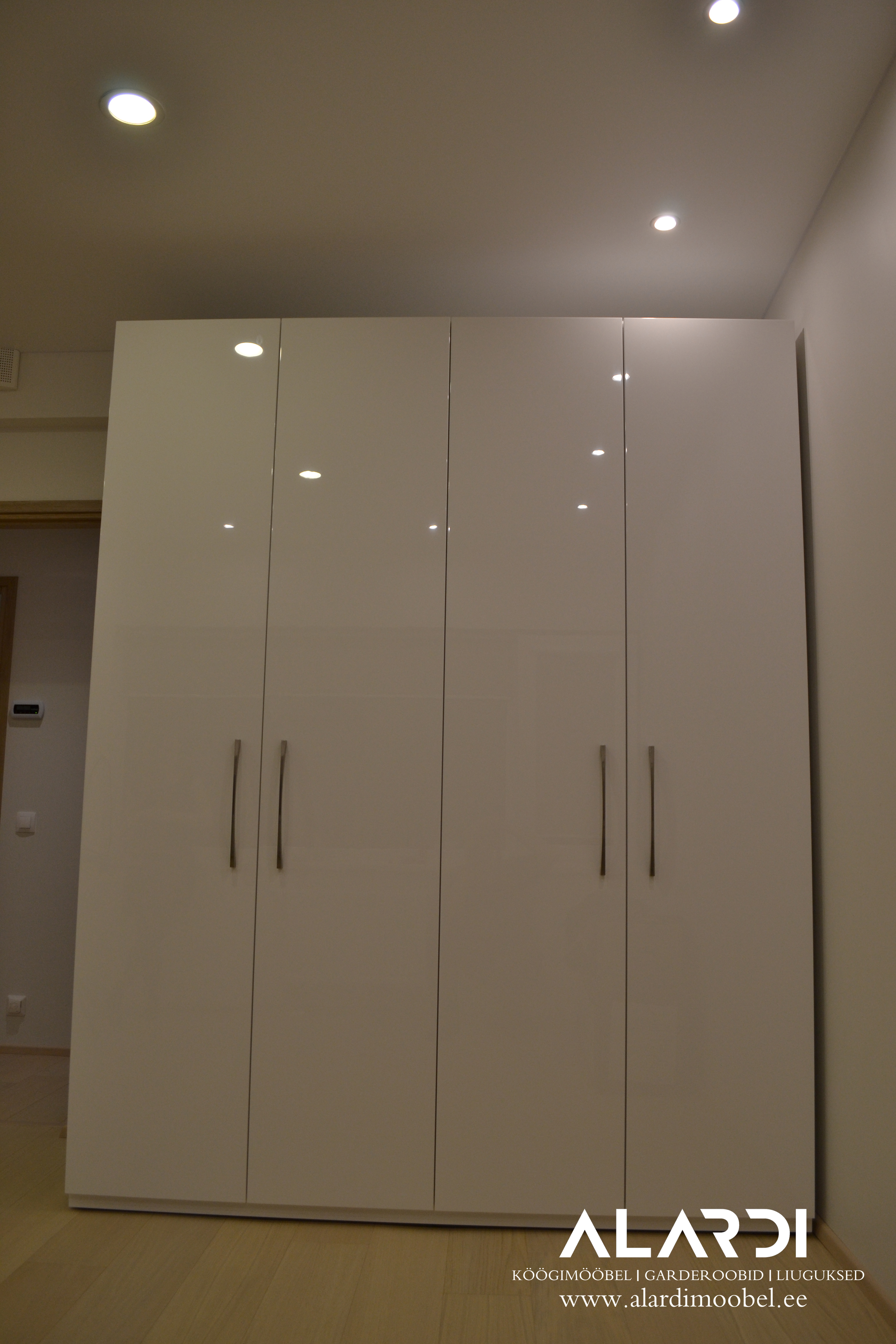 Eritellimusmööbel, köögimööbel, köögi tellimine, köögi tellimine Tallinn, garderoobid, lükanduksed, liuguksed